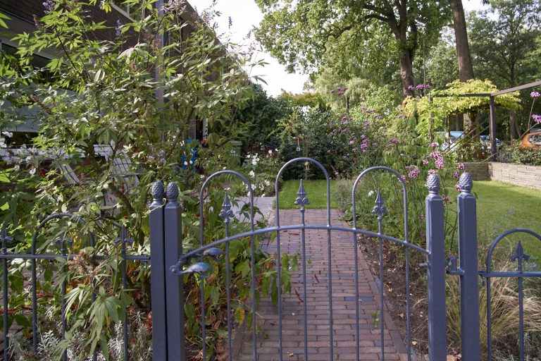 Houten vlonder en niveauverschillen in een moderne tuin aan de Soesterweg