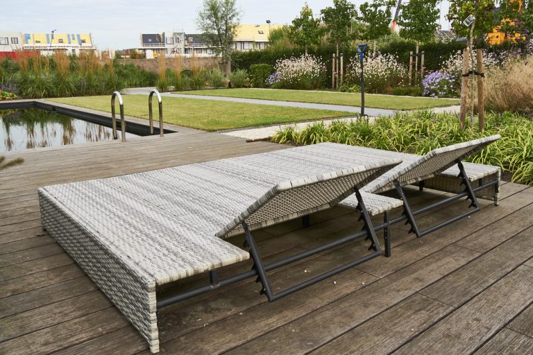 Bloeiende border rond een boom in een tuin in Vathorst