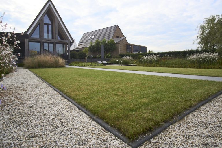 Houten pergola met zitplek in een tuin in Vathorst
