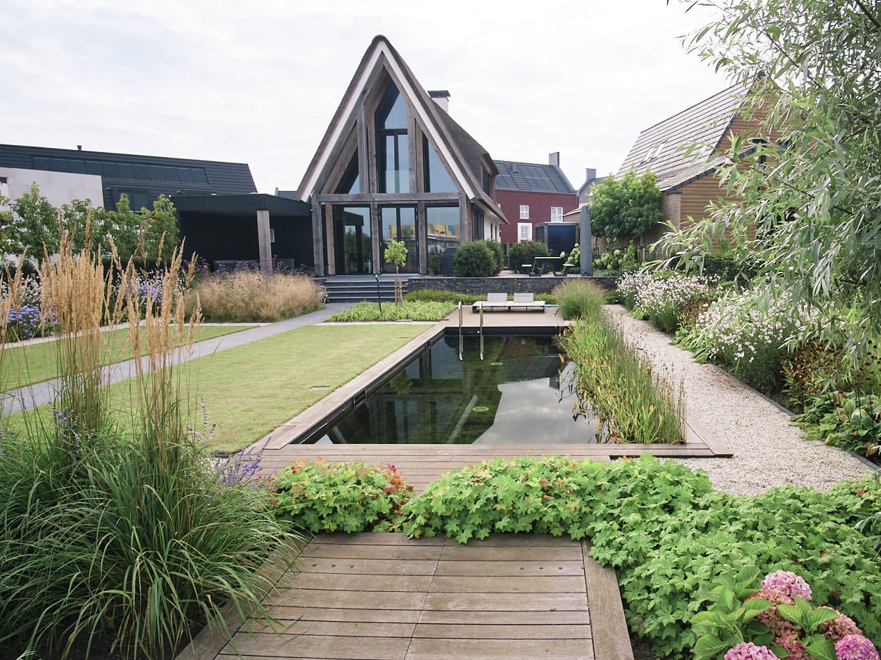 Strakke tuin met rechthoekige vijver in Amersfoort Vathorst