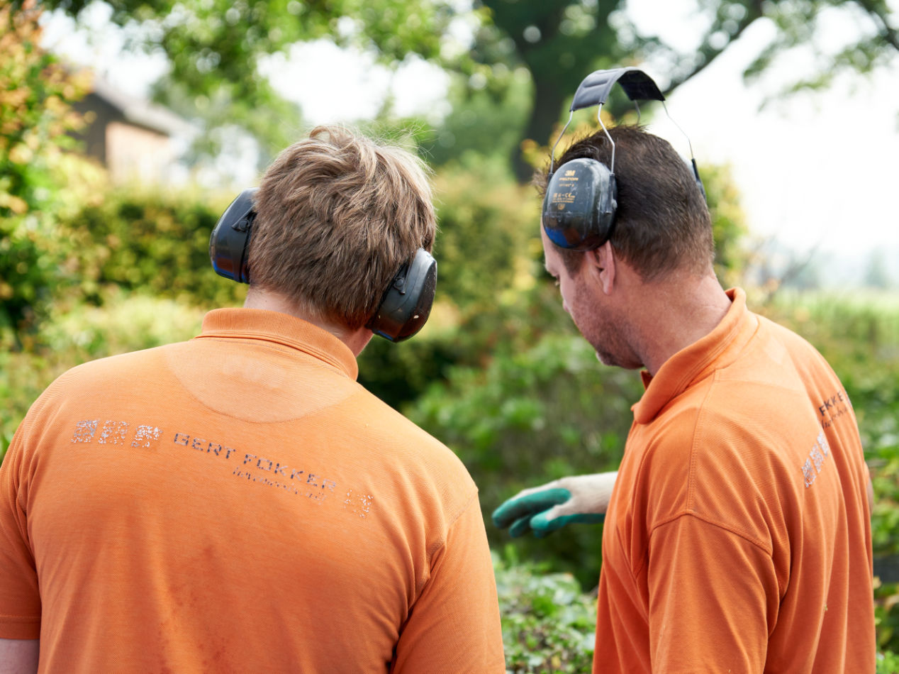 Twee hoveniers van Gert Fokker overleggen tijdens het tuinwerk